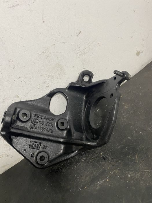 Suport pompa injectie Vw Lt 2.5 TDI ANJ 102 cp 109cp 074130147C