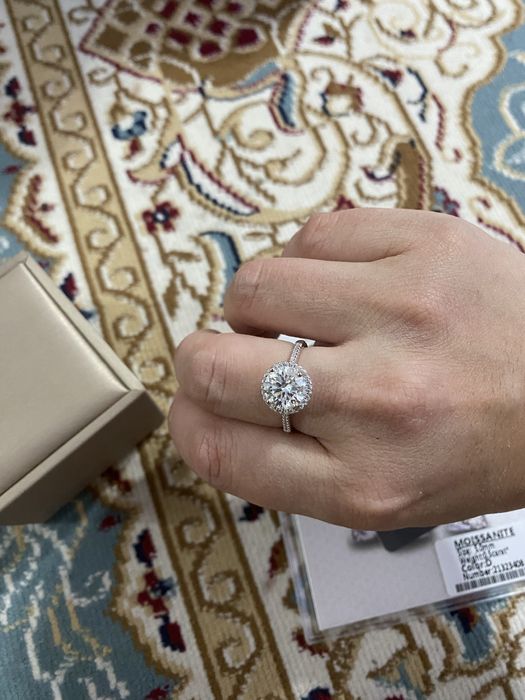 Продам серебренное кольцо с  бриллиантом