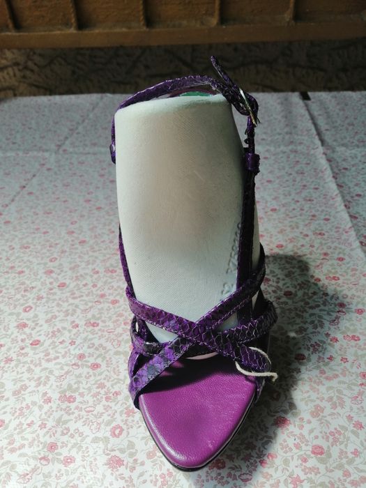 Sandalele Roberto Cavalli noi