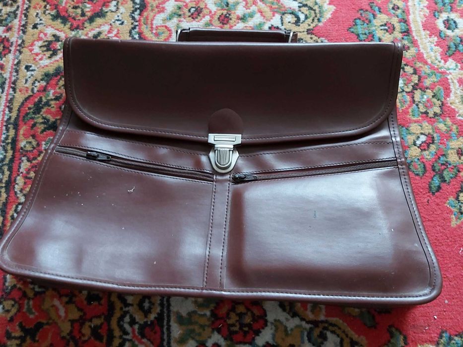 Vand diverse tipuri de geamantane si cutii pt scule