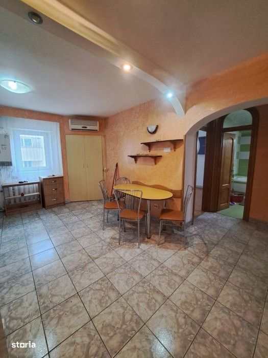 Vanzare- Apartament cu 3 camere, decomandat, etajul 6 din 8 cu lift