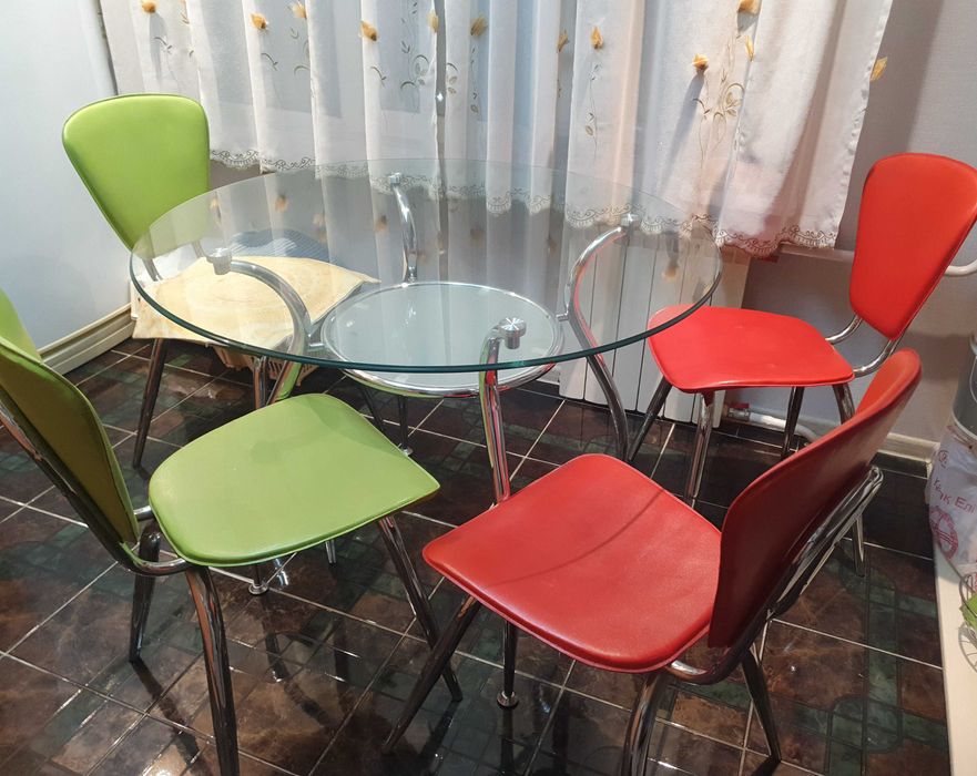 Продам кухонный стол + 4 стула