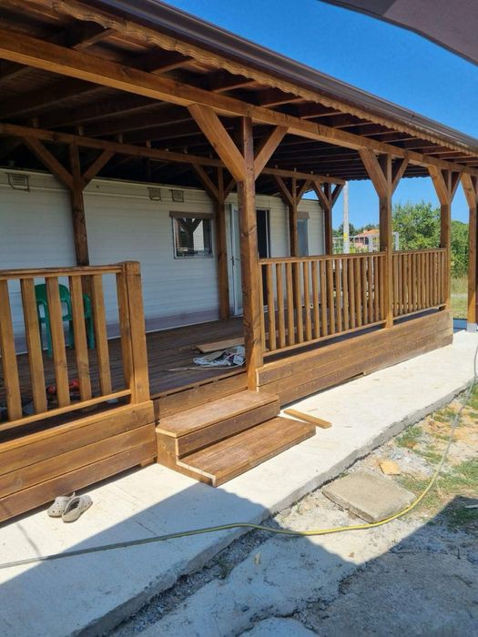 Изграждаме дървени навеси, плажни барове, подиуми, беседки, парапети.