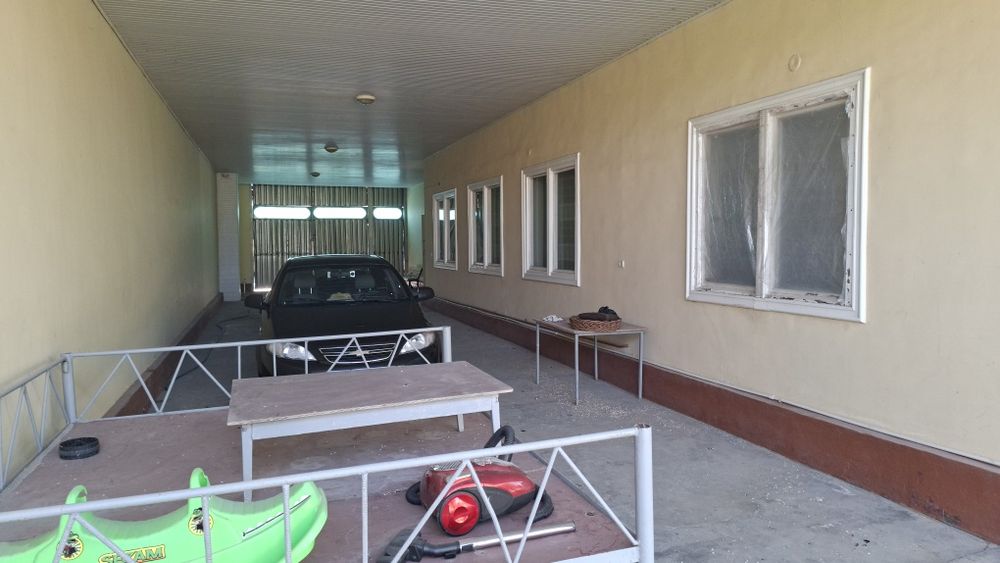 Продаётся  дом с большой территорией