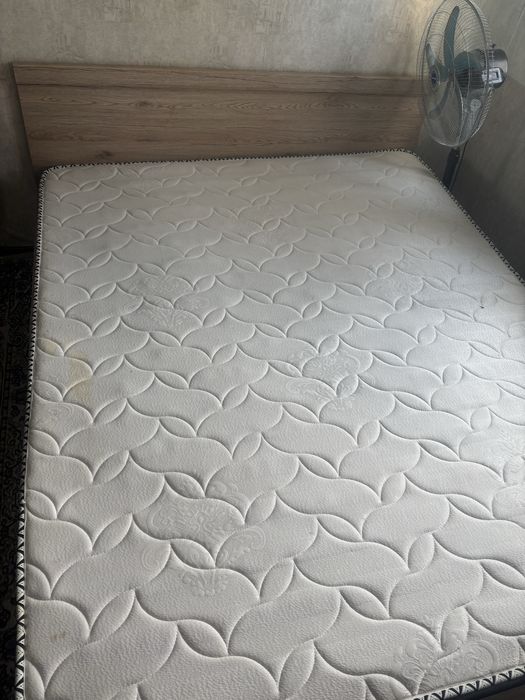 Двухспальная кровать с матрасом