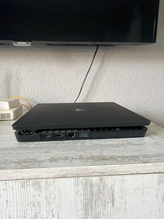 PS4 slim 1 tb в доста добро състояние