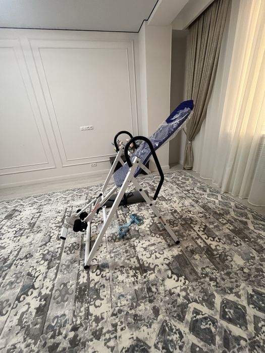 Это инверсионный стол, тренажер,