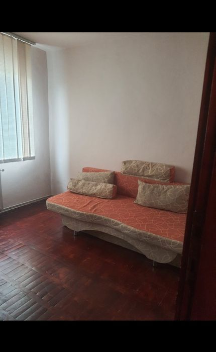 Închiriez apartament 3 camere
