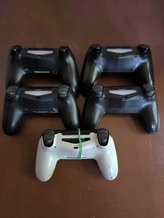 Повредени контролери за Playstation 4.