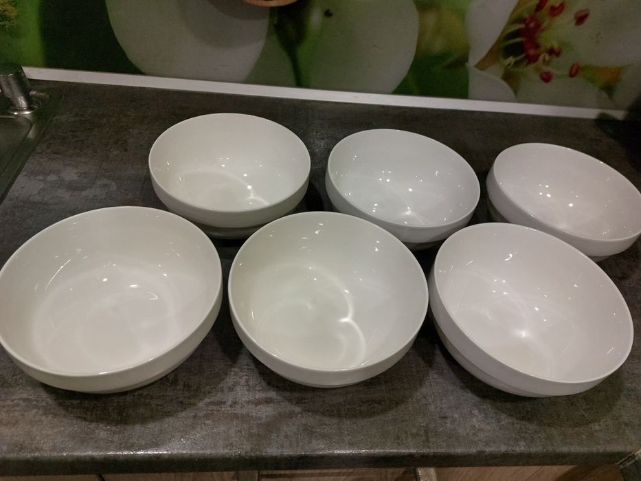 9 евро, за 6 броя големи купи,  по 1, 2 литра вместимост,  с етикет