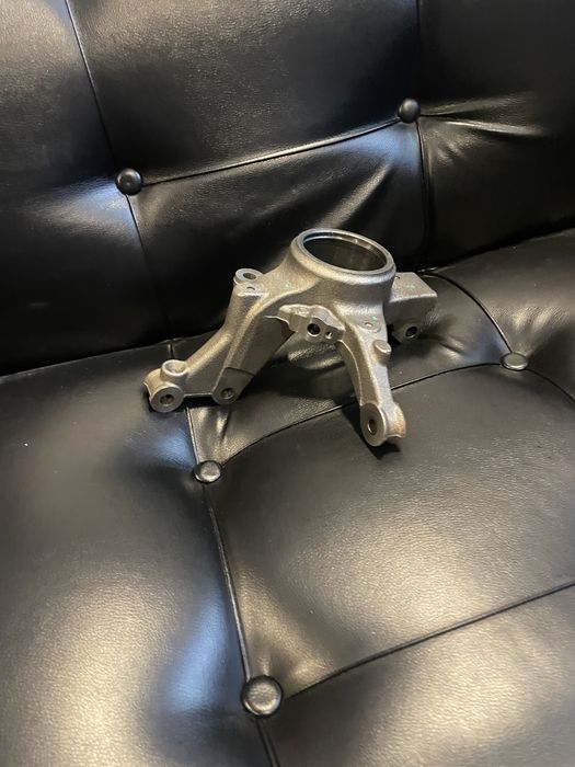 Поворотный кулак цапфа Renault / Lada