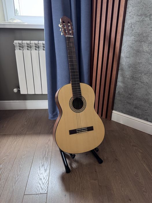 классическа гитара Yamaha C40M , с подставкой