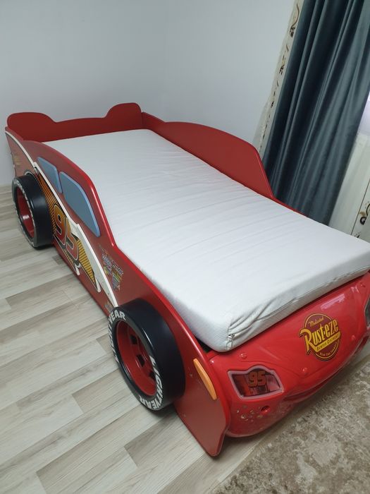 Pat in forma de masina pentru copii
