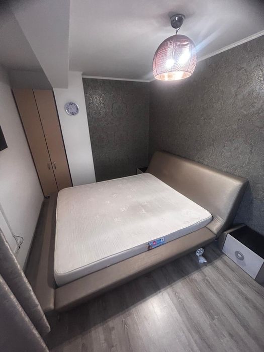 Pat  200/ 220 cu saltea de 180/200 si 2 noptiere