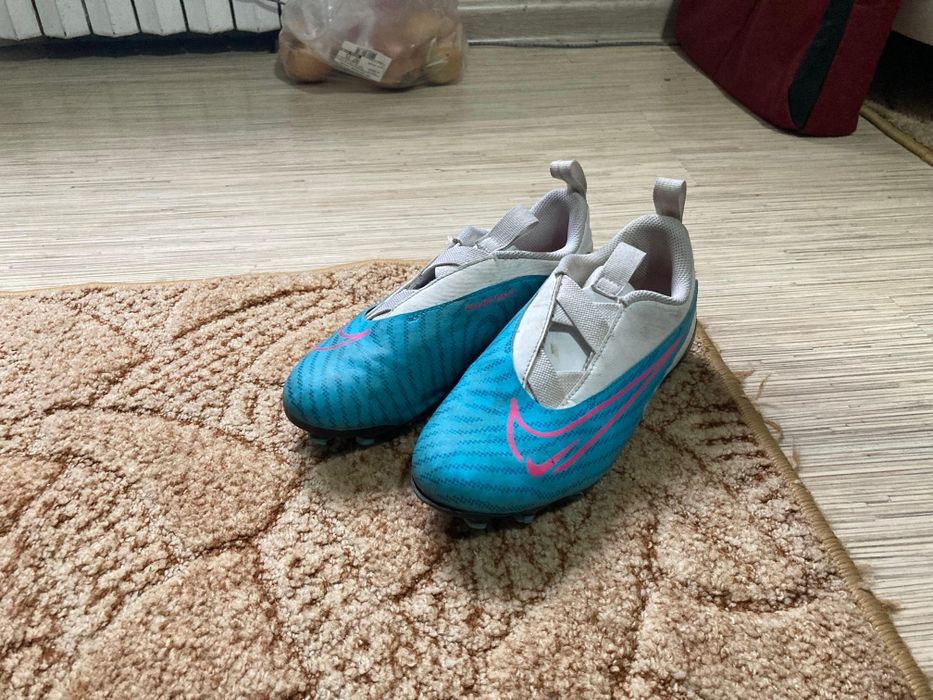 Продаю футбольные кросовки.