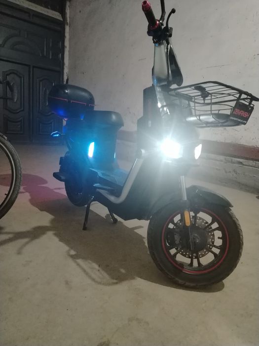 Skuter qora avtomat karobka