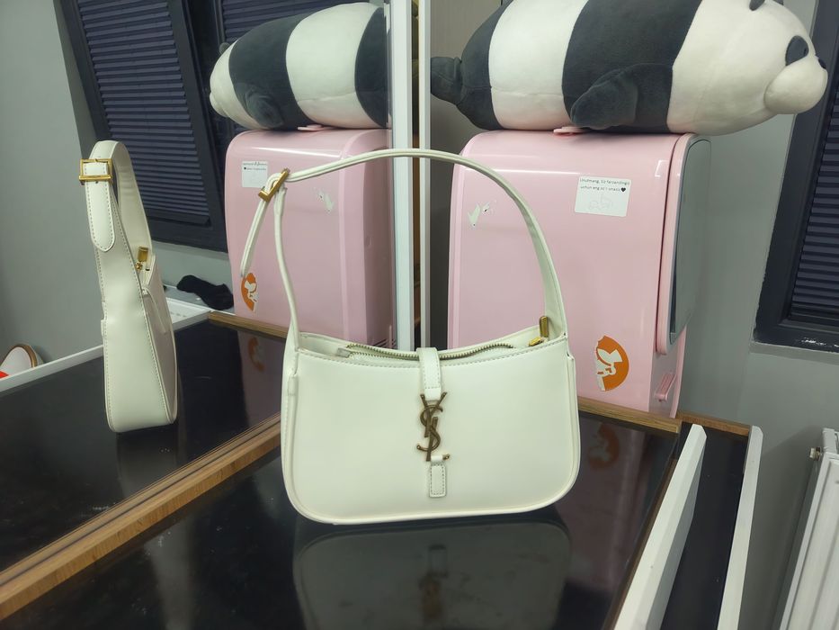 YSL modnaya belaya sumochka