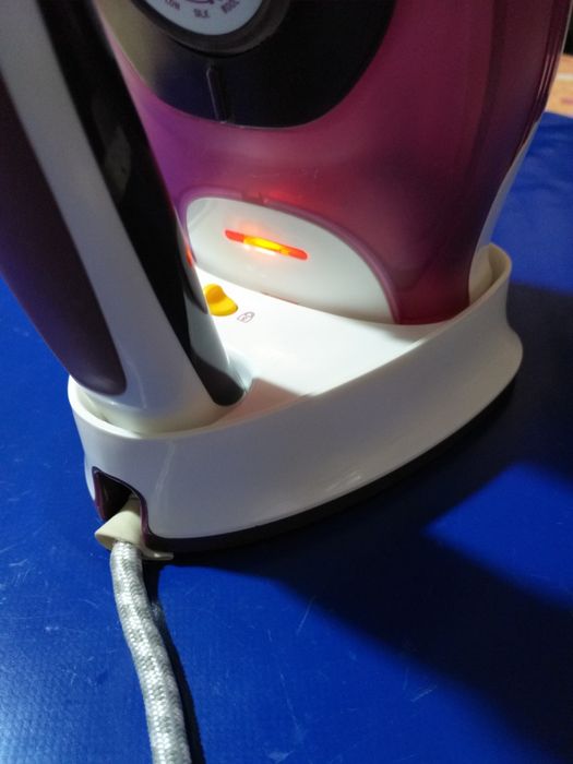 Fier de Calcat cu Aburi si Baza Detasabila