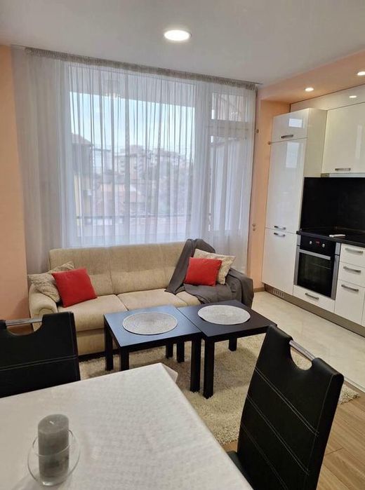 Дава се под наем Тристаен апартамент в Пловдив, Център - 70 кв.м за 511 € - Снимка #2