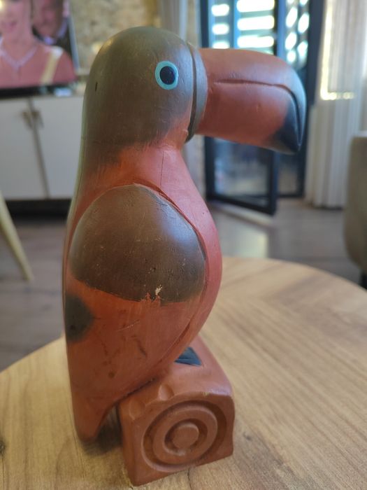 Дървена фигура на папагал.