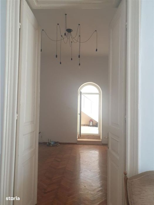 Casa cu etaj,teren 400 mp, pretabila : clinica, gradinita, birouri