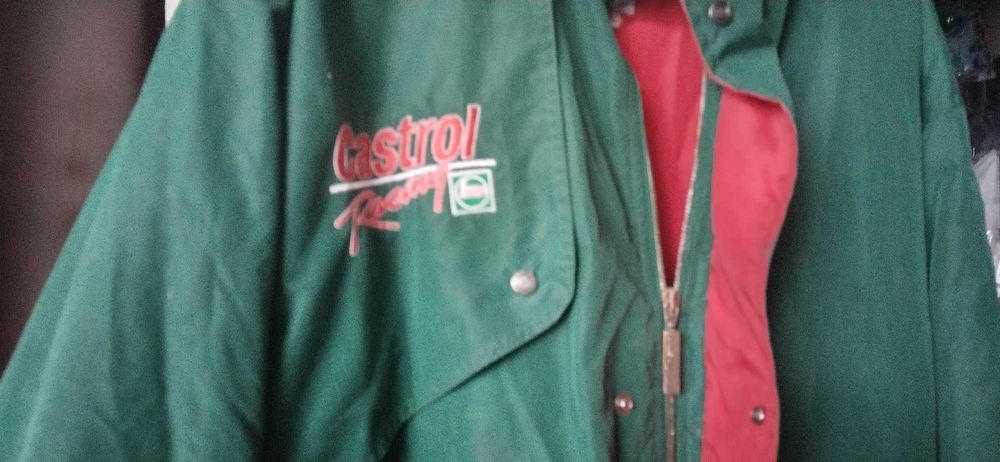 Зелено яке от колекцията Castrol Racing,