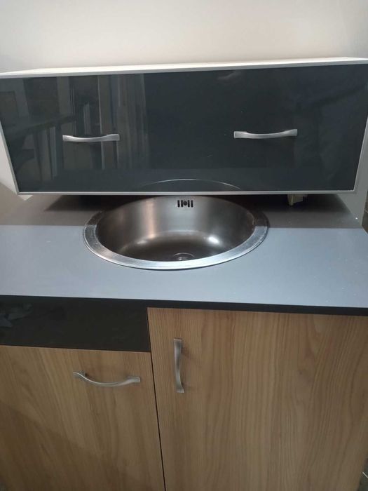 Продавам кухненски комплект долен и горен шкаф