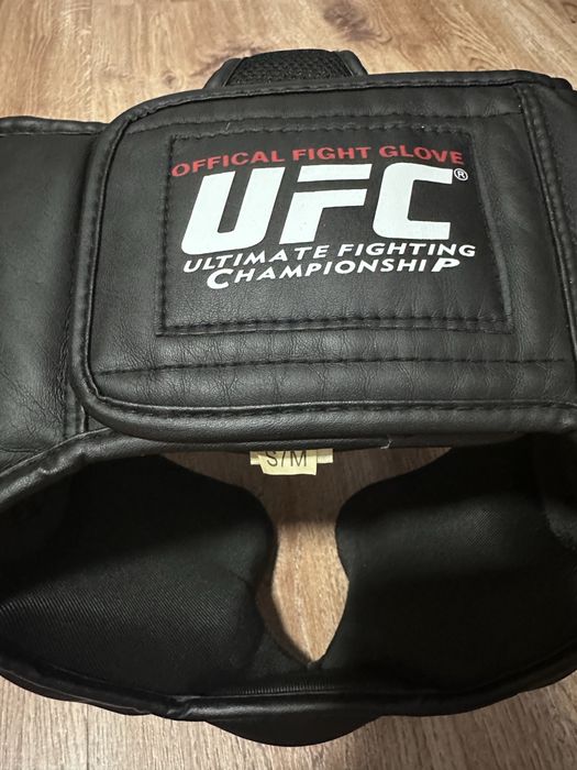 шлем UFC черный.
