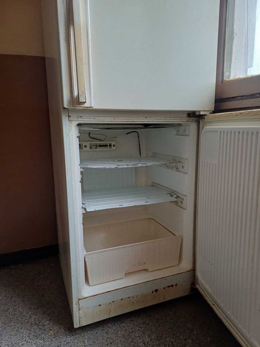 Подарявам Хладилник с фризер Eniem