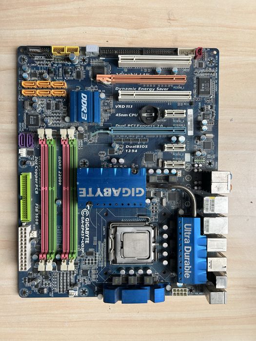 Vand piese pentru calculatoare.