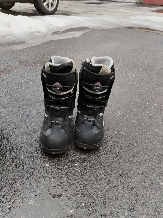 Buți snowboard 2 marimi, negrii (mărimea 40), alb-alstru(mărimea 42)
