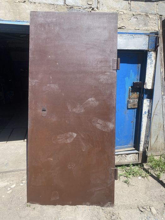 Продам дверь железна толстая