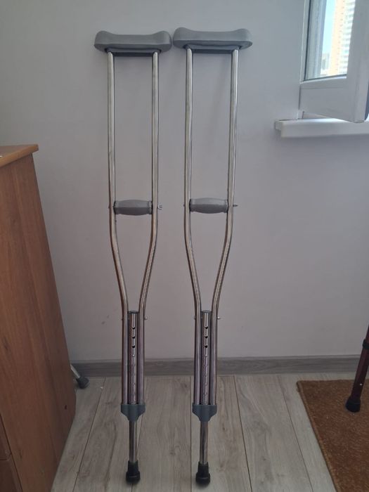 Продам костыли новые