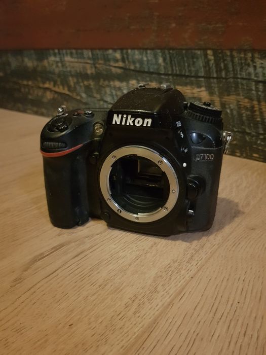 Camera DSLR Nikon D7100 + Accesori