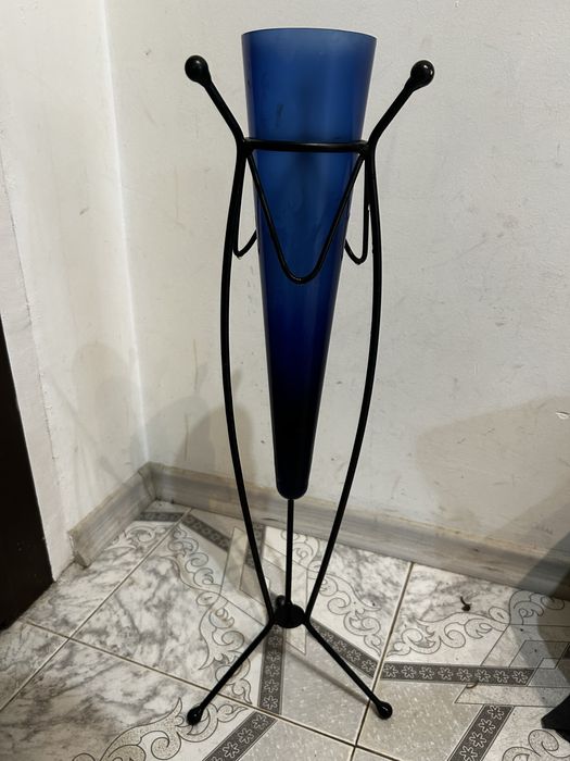 Декоративна подова ваза със стойка – модерен дизайн