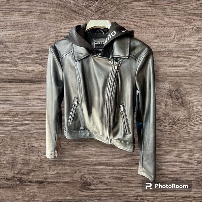 Дамско яке от еко кожа Guess със сваляща се качулка