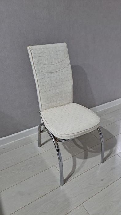 Продам кухонный стол со стульями