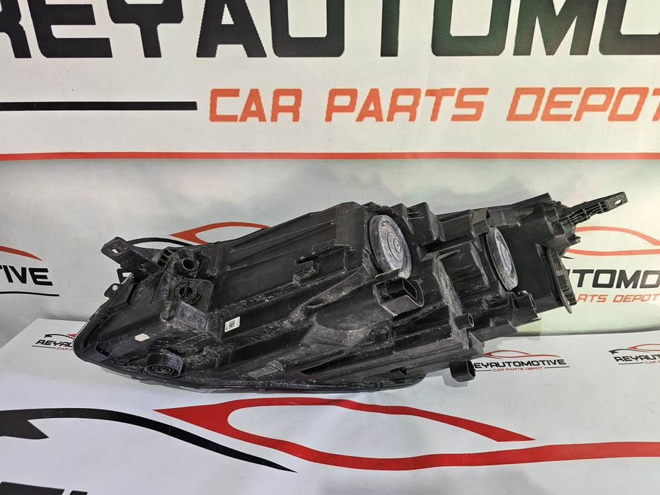 Far dreapta Ford Kuga 3 dupa 2020 cod LV4B-13W029-AF