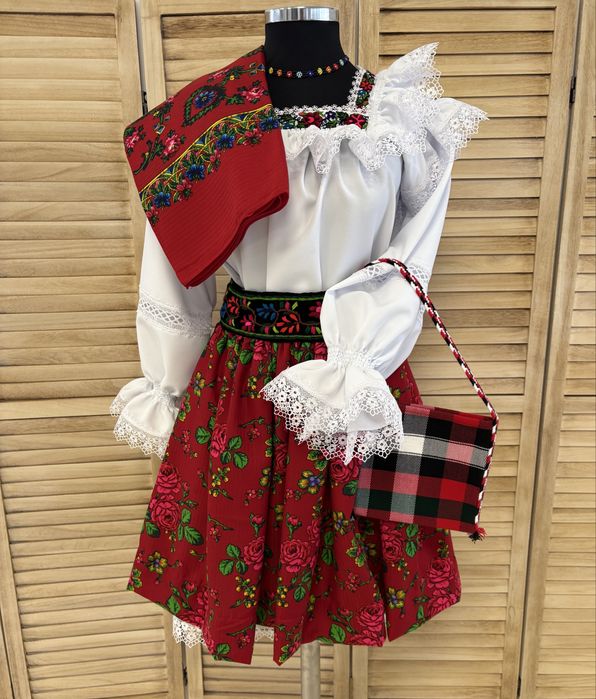 Costum traditional de Maramures pentru doamne si domnisoare complet