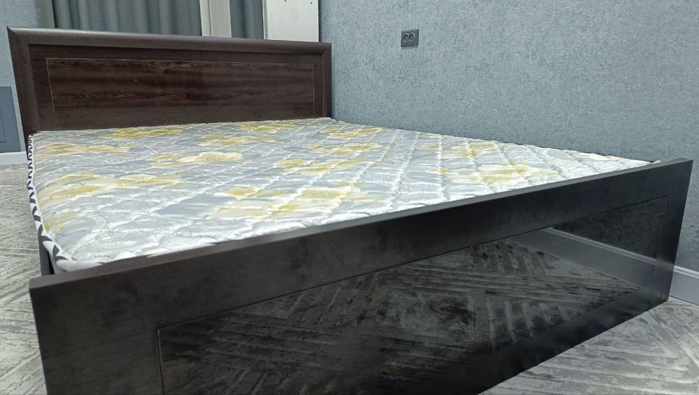 Двуспальная кровать с матрасом