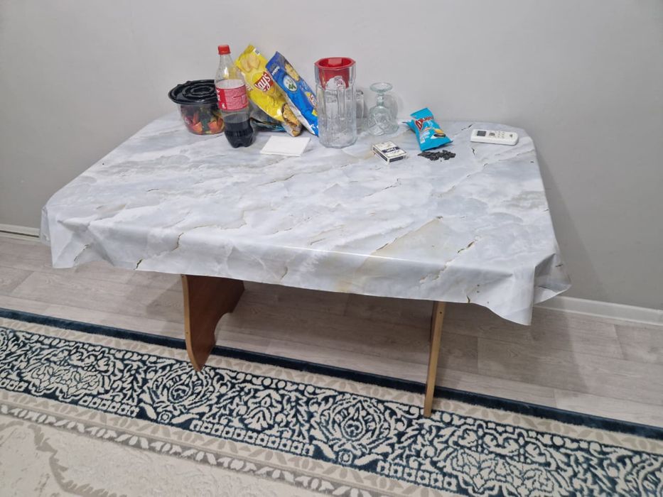 Стол и 2 стуля сатылады