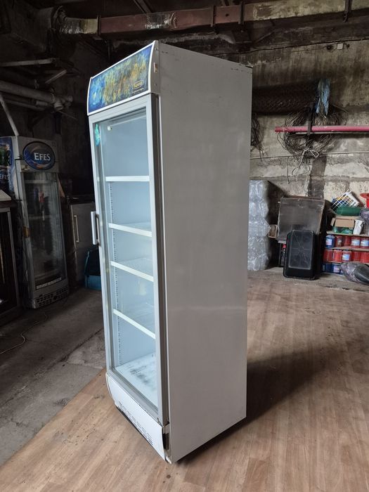 Продам витринный холодильник