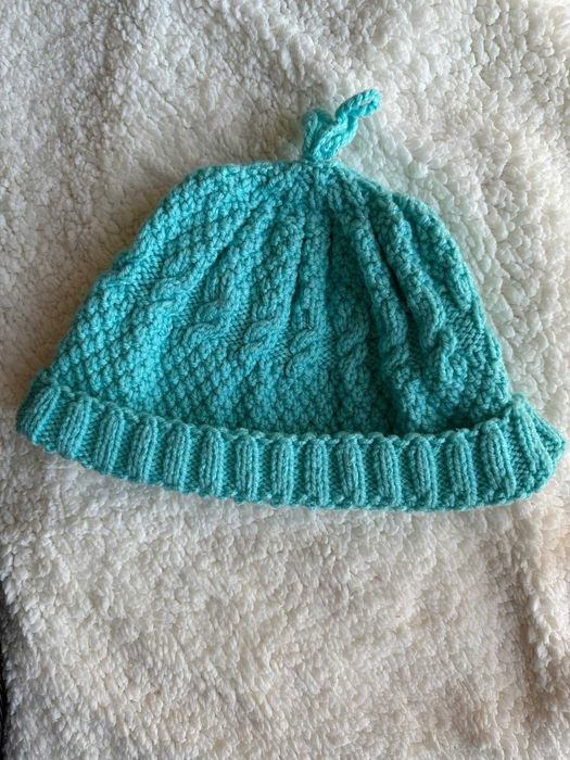 Ръчно изплетени шапки от баба с плетен помпон