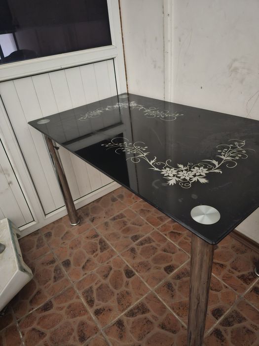 Продам стол стеклянный обеденный