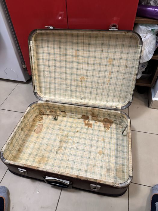 Geamantan valiza vintage din carton si fier