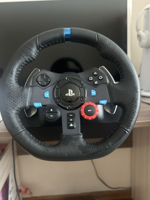 Волан logitech g29 със скоростен лост от logitech.Волана има 1 година гаранция.Волана става  за PC,PS4,PS5.Продавам и тези 4 игри. Почти неизползвани!