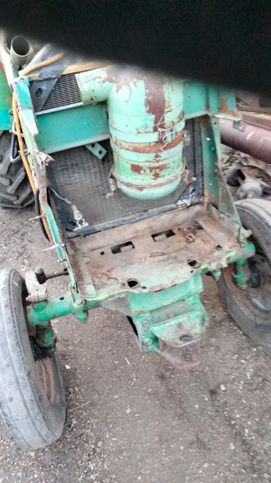 Tractor BR cu  motor ARO în 4 pistoane