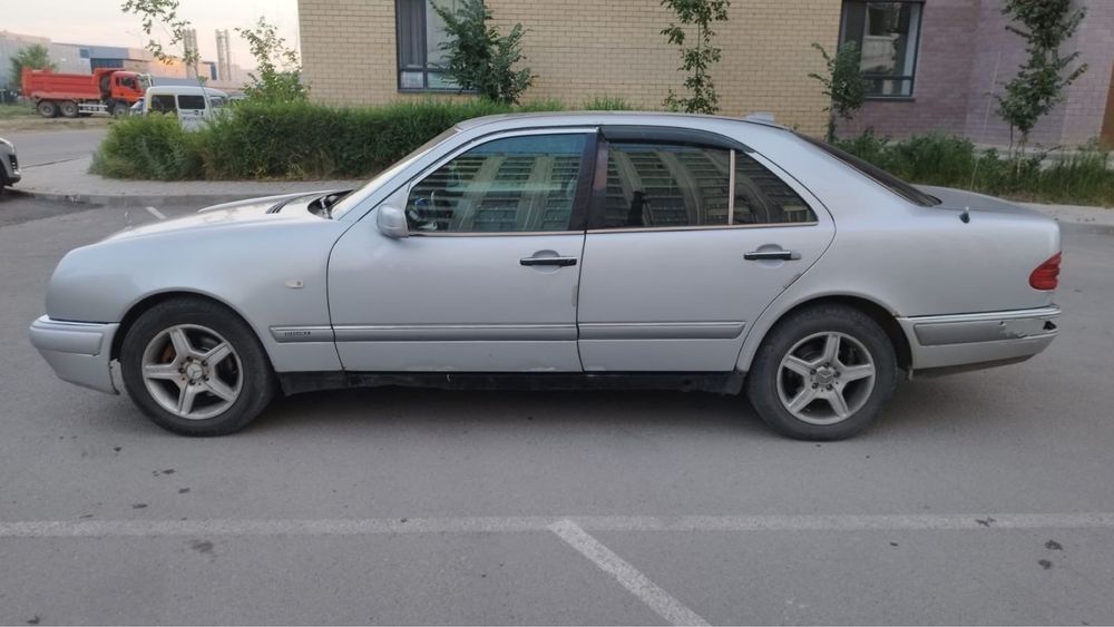 Продам машину мерседес Е230
