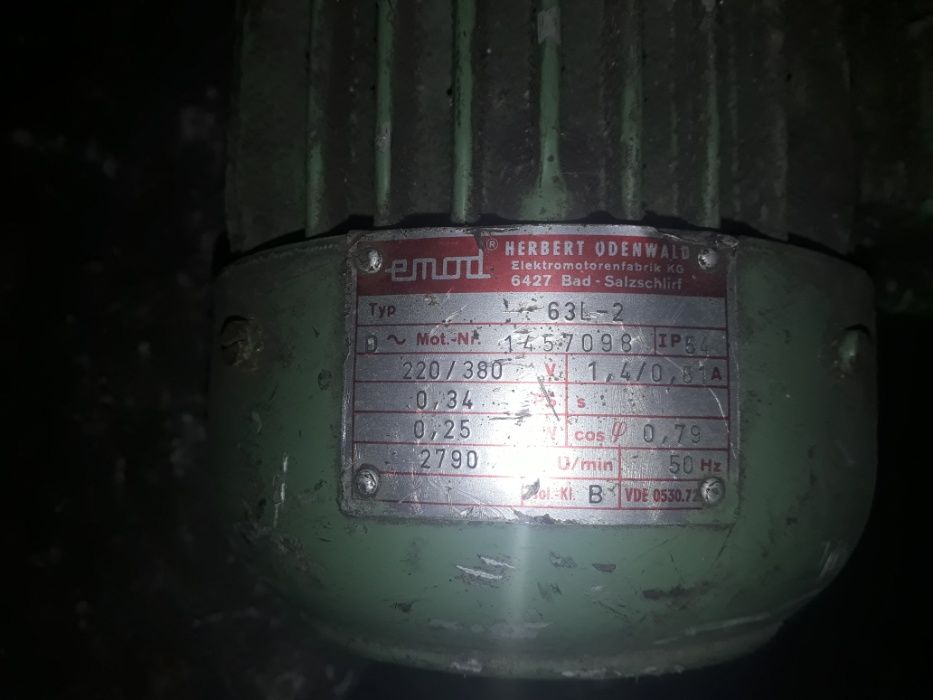 Рамо с двигател за заточваща машина.