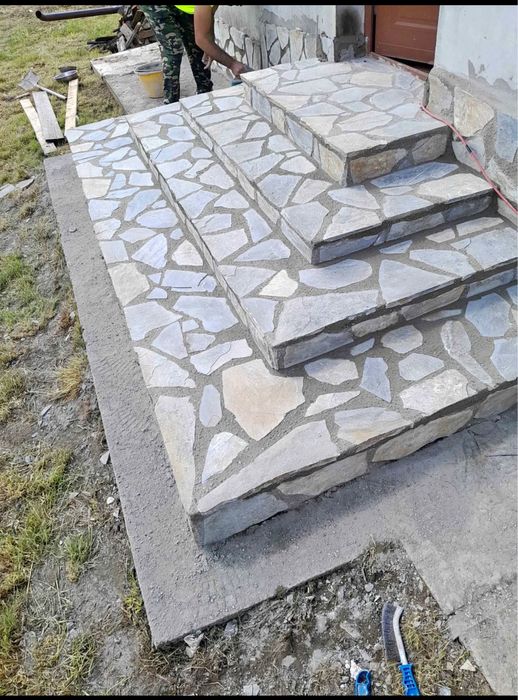 Vand si montez piatra naturala ma deplasez in toata tara